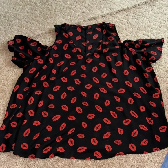 Torrid Blouse Size 3 Plus Size Lips Women’s Top Cold shoulder - Picture 1 of 9